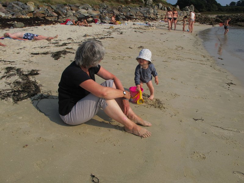 Aout-plage-Paule et Margot.JPG